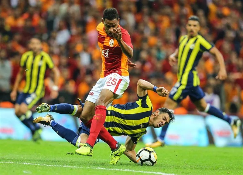 Galatasaray ve Fenerbahçe Derbide Puanları&nbsp;Paylaştı