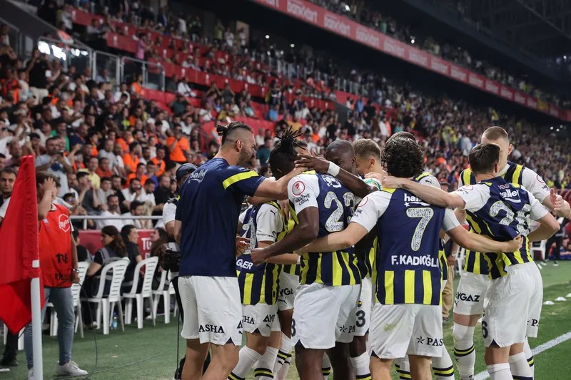 Türk Futbolunun Zirvesinde Brezilya Rüzgarı: Fenerbahçe ve Galatasaray Transfer&nbsp;Yarışında